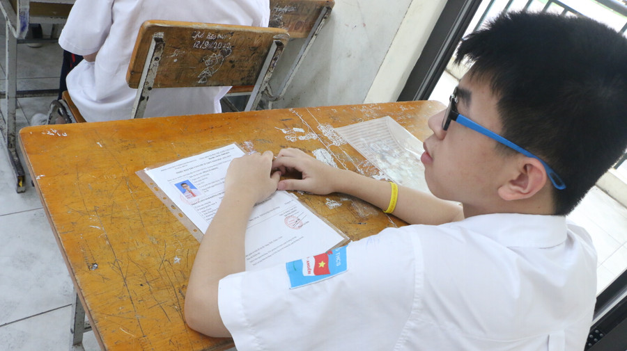 Đặc biệt, nhất nhất các em phải nhớ thực hiện đúng quy chế thi, nhất là các quy định liên quan đến điện thoại di động tuyệt đối không được mang đến trường thi. Đặc biệt, nhất nhất các em phải nhớ thực hiện đúng quy chế thi, nhất là các quy định liên quan đến điện thoại di động tuyệt đối không được mang đến trường thi.