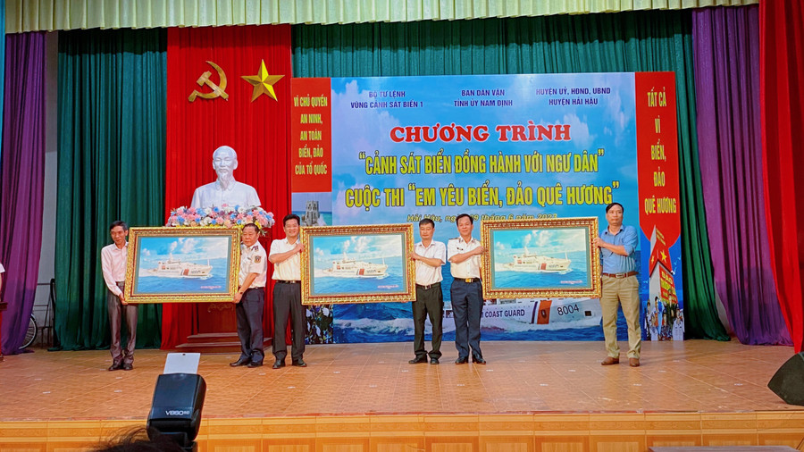 Đại diện Bộ Tư lệnh Vùng Cảnh sát biển 1 trao quà lưu niệm cho 3 trường THCS Hải Lý, THCS Hải Hòa và THCS thị trấn Thịnh Long. Đại diện Bộ Tư lệnh Vùng Cảnh sát biển 1 trao quà lưu niệm cho 3 trường THCS Hải Lý, THCS Hải Hòa và THCS thị trấn Thịnh Long.