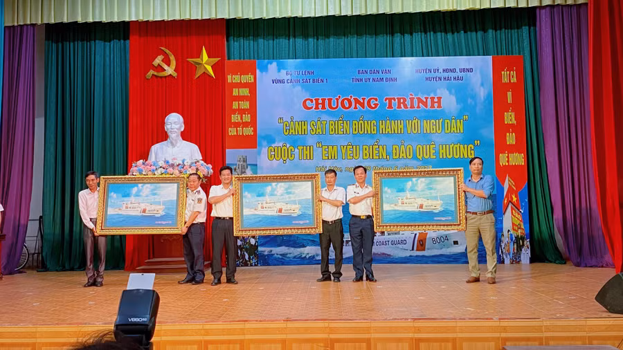 Đại diện Bộ Tư lệnh Vùng Cảnh sát biển 1 trao quà lưu niệm cho 3 trường THCS Hải Lý, THCS Hải Hòa và THCS thị trấn Thịnh Long.