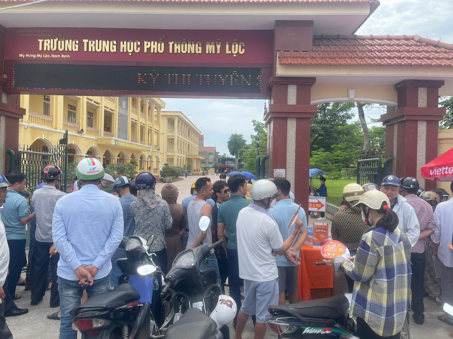 Các phụ huynh đưa con đến điểm thi từ khá sớm. Các phụ huynh đưa con đến điểm thi từ khá sớm.