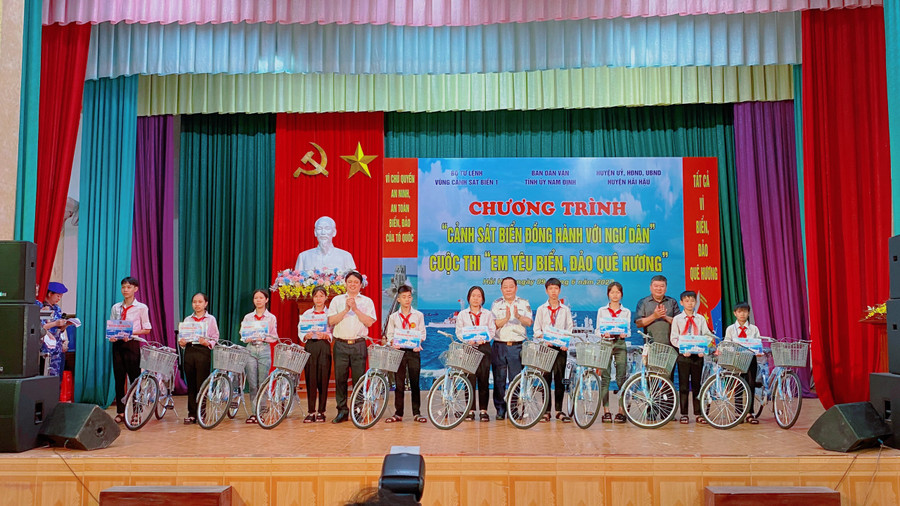 Ban tổ chức trao tặng xe đạp cho các học sinh nghèo vượt khó học giỏi. Ban tổ chức trao tặng xe đạp cho các học sinh nghèo vượt khó học giỏi.