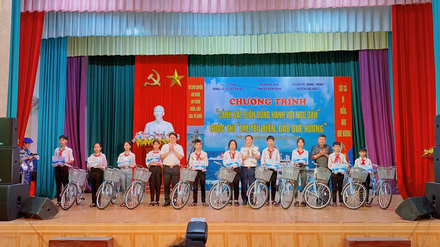 Ban tổ chức trao tặng xe đạp cho các học sinh nghèo vượt khó học giỏi.