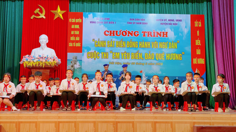 Các em học sinh cùng hào hứng tham gia cuộc thi "Rung chuông vàng" với các câu hỏi liên quan đến chủ quyền biển đảo quê hương.