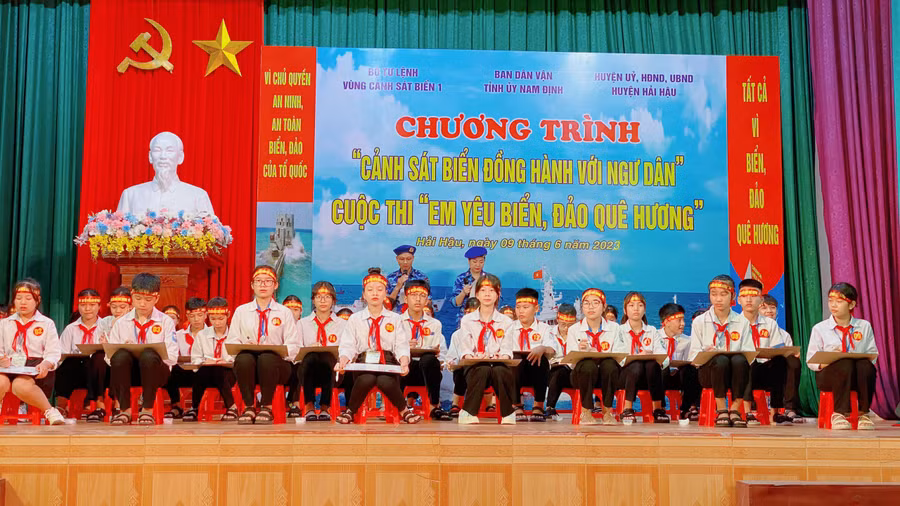 Các em học sinh cùng hào hứng tham gia cuộc thi "Rung chuông vàng" với các câu hỏi liên quan đến chủ quyền biển đảo quê hương.