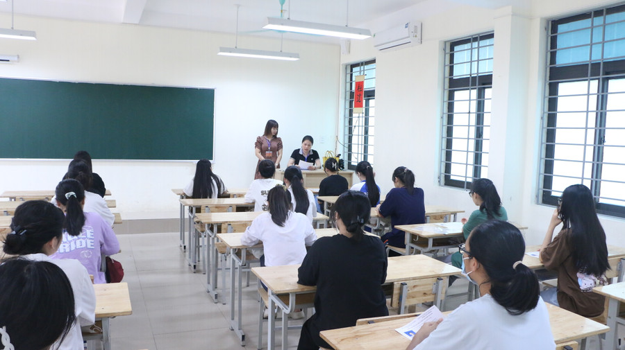 Thầy cô cũng thông báo danh mục các đồ dùng thí sinh được phép mang vào phòng thi. Thầy cô cũng thông báo danh mục các đồ dùng thí sinh được phép mang vào phòng thi.