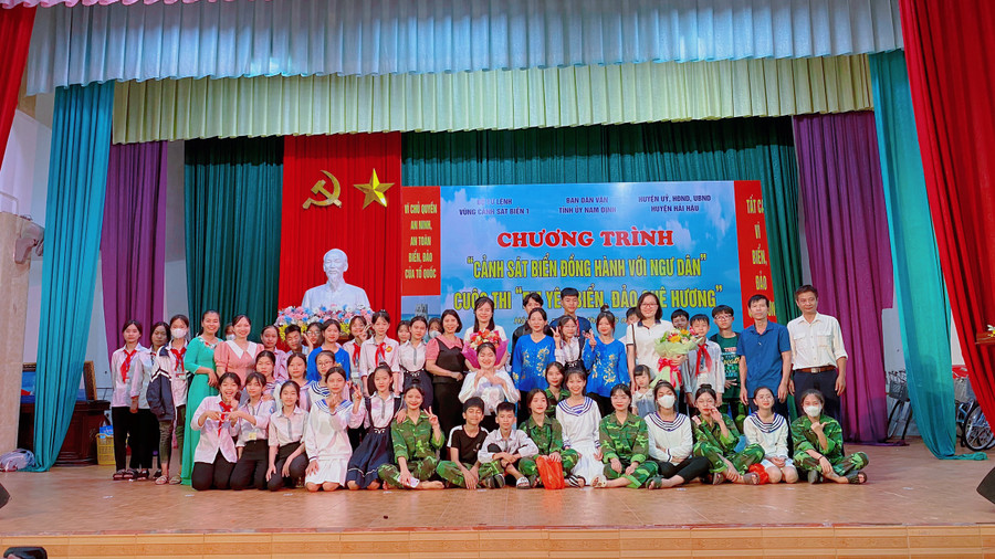 Thầy trò các nhà trường chụp ảnh lưu niệm tại chương trình. Thầy trò các nhà trường chụp ảnh lưu niệm tại chương trình.