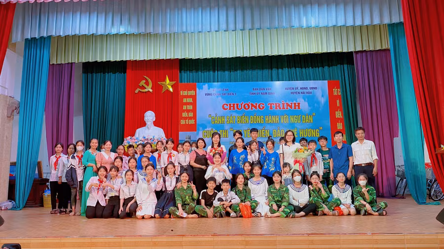 Thầy trò các nhà trường chụp ảnh lưu niệm tại chương trình.