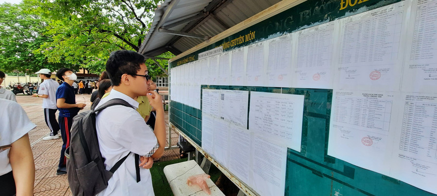 Các thí sinh tới trường để xem danh sách phòng thi, số báo danh của mình. Các thí sinh tới trường để xem danh sách phòng thi, số báo danh của mình.