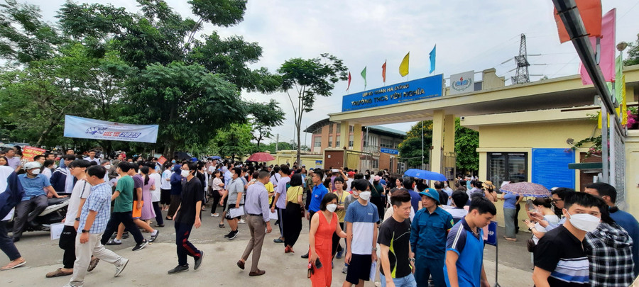 Sau khi nghe xong quy chế thi cũng như kiểm tra thông tin trong phiếu báo dự thi, các thí sinh ra về để chuẩn bị cho buổi thi môn Ngữ văn vào sáng mai, 10/6. Sau khi nghe xong quy chế thi cũng như kiểm tra thông tin trong phiếu báo dự thi, các thí sinh ra về để chuẩn bị cho buổi thi môn Ngữ văn vào sáng mai, 10/6.