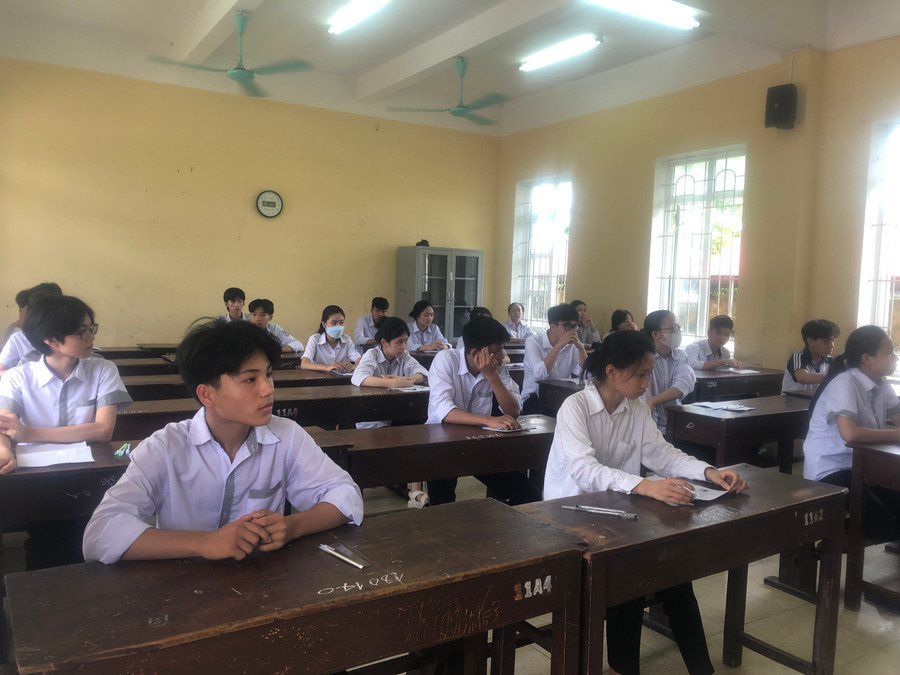 Các thí sinh sau khi được gọi vào phòng thi sẽ tiếp tục được giám thị nhắc nhở về quy chế thi. Các thí sinh sau khi được gọi vào phòng thi sẽ tiếp tục được giám thị nhắc nhở về quy chế thi.