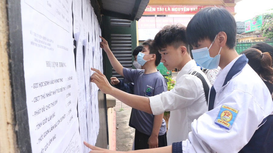 Tại điểm thi Trường THPT Hoài Đức B, các thí sinh tới kiểm tra thông tin về phòng thi và danh sách dự thi. Tại điểm thi Trường THPT Hoài Đức B, các thí sinh tới kiểm tra thông tin về phòng thi và danh sách dự thi.