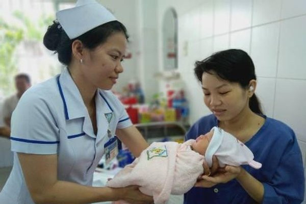 Mổ cấp cứu cho mẹ Cần Thơ, bác sĩ choáng khi thấy thai nhi ảnh 1 mo cap cuu cho me can tho, bac si choang khi day ron be that nut nhu toc tet - 3