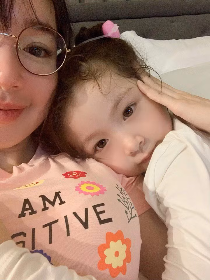 Hé lộ chi tiết khiến bức ảnh mới nhất của Cadie, con gái Elly Trần gây sốt ảnh 6 tung la nhoc ty hot hon sao hang a, gio con gai elly tran lai duoc nhan xet the nay! - 6