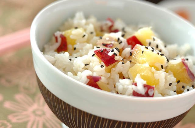 Thêm những nguyên liệu này vào cơm, vị ngon hơn mà công dụng cực tốt ảnh 1 them nhung nguyen lieu nay vao com, vi ngon hon ma cong dung cuc tot - 1