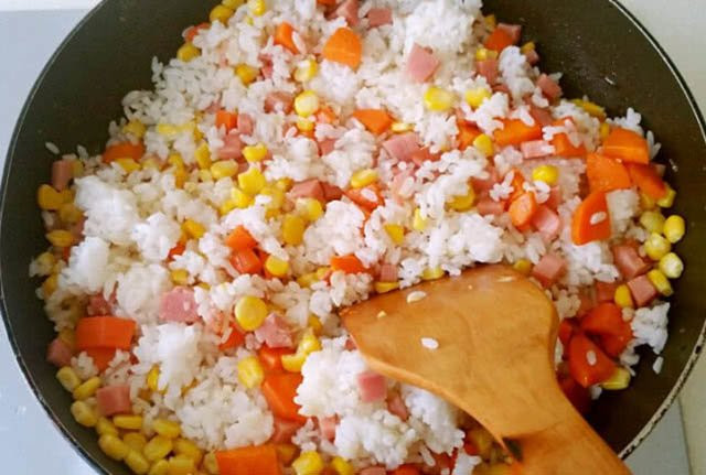 Thêm những nguyên liệu này vào cơm, vị ngon hơn mà công dụng cực tốt ảnh 3 them nhung nguyen lieu nay vao com, vi ngon hon ma cong dung cuc tot - 4