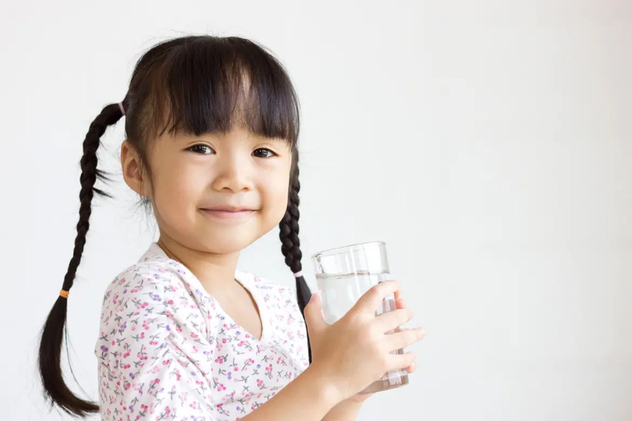 Cho trẻ mới biết đi và trẻ ở độ tuổi mẫu giáo một chút tự do để tự rót đầy ly của mình. (Ảnh: ITN). Cho trẻ mới biết đi và trẻ ở độ tuổi mẫu giáo một chút tự do để tự rót đầy ly của mình. (Ảnh: ITN).