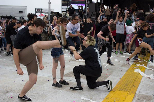 chi vi &quot;lac buoc&quot; ma thanh nien bi cu dan mang che anh hinh anh 1