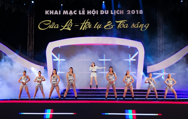 Màn biểu diễn của ca sĩ Hồ Ngọc Hà tại đêm khai mạc lễ hội Màn biểu diễn của ca sĩ Hồ Ngọc Hà tại đêm khai mạc lễ hội