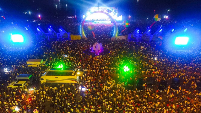 Dù thời tiết mưa nhưng hàng nghìn du khách vẫn đổ về Cửa Lò Dù thời tiết mưa nhưng hàng nghìn du khách vẫn đổ về Cửa Lò