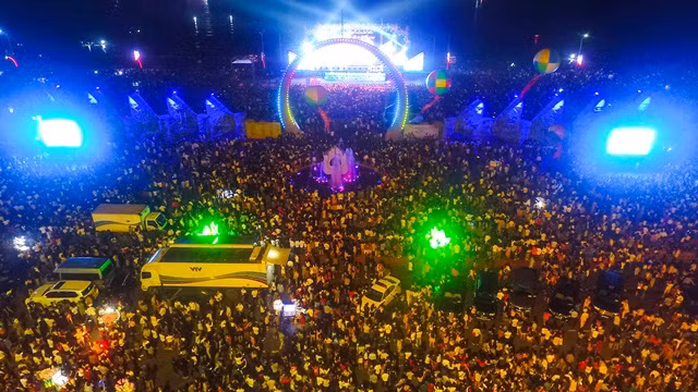 Dù thời tiết mưa nhưng hàng nghìn du khách vẫn đổ về Cửa Lò Dù thời tiết mưa nhưng hàng nghìn du khách vẫn đổ về Cửa Lò