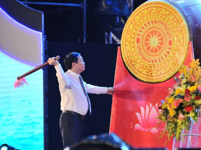 Phó Thủ tướng Chính phủ Vương Đình Huệ đánh trống khai hội du lịch biển Cửa Lò 2018 Phó Thủ tướng Chính phủ Vương Đình Huệ đánh trống khai hội du lịch biển Cửa Lò 2018
