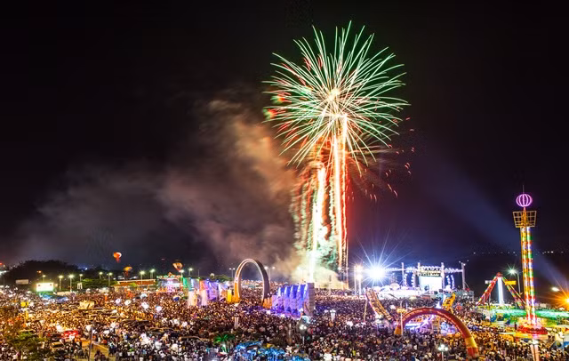 Pháo hoa được bắn trong 10 phút Pháo hoa được bắn trong 10 phút