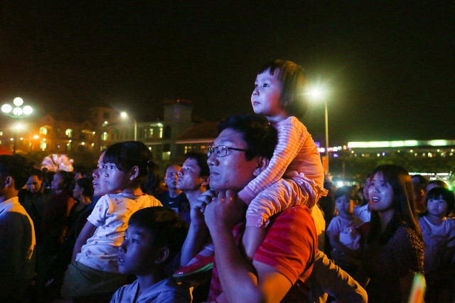 Người dân háo hức đi xem hội Người dân háo hức đi xem hội