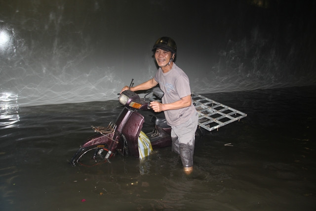 Cơn mưa lớn vào rạng sáng ngày 30/4 đã khiến nhiều đoạn trong hầm chui Điện Biên Phủ ngập sâu khoảng 1m. 