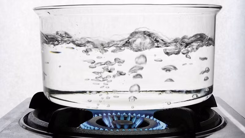 Nước đun sôi khiến Clo phản ứng ra “chất gây ung thư rất nguy hiểm“: Đúng hay sai?