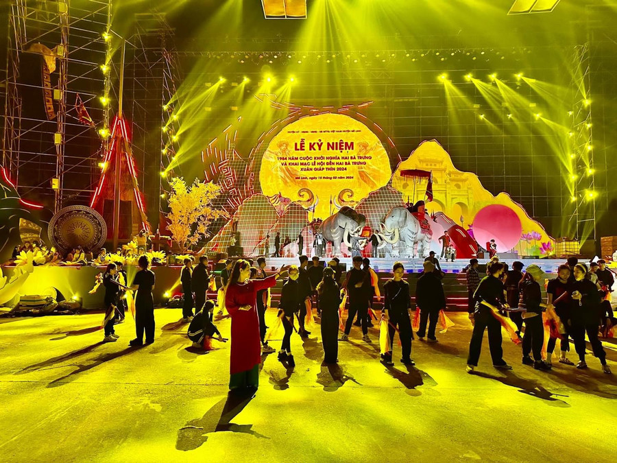 Hình ảnh lễ tổng duyệt chương trình nghệ thuật &quot;Âm vang Mê Linh&quot; năm 2024 với sự tham gia của hơn 200 diễn viên.