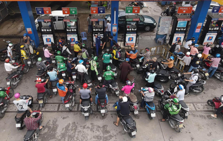 Một cây xăng tại Quận 3, TP.HCM trưa ngày 10/10 vẫn rất đông người xếp hàng chờ đổ xăng.