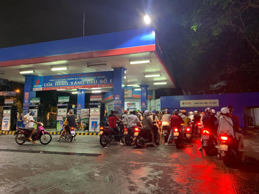 Để tránh tình cảnh chầu trực xếp hàng chờ đổ xăng, khuya 9/10 rất đông người đi đổ xăng