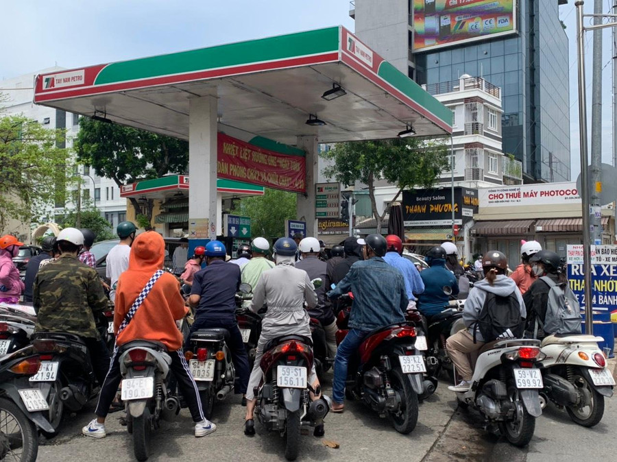 Một cây xăng tư nhân tại Quận 10, TP.HCM trưa ngày 10/10 phải phân luồng khách vào đổ xăng vì quá đông.