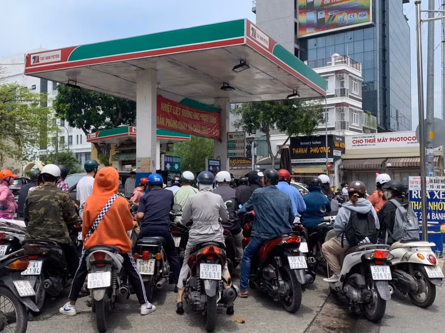 Một cây xăng tư nhân tại Quận 10, TP.HCM trưa ngày 10/10 phải phân luồng khách vào đổ xăng vì quá đông.