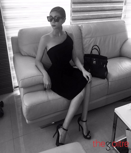 Tuy là người có “máu” kinh doanh nhưng trong tương lai ngoài việc phát triển mạng lưới kinh doanh, cô nàng cũng cũng muốn theo đuổi lại ước mơ được làm mẫu ảnh. Tuy là người có “máu” kinh doanh nhưng trong tương lai ngoài việc phát triển mạng lưới kinh doanh, cô nàng cũng cũng muốn theo đuổi lại ước mơ được làm mẫu ảnh.