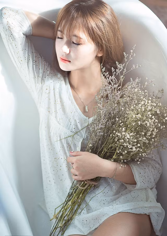  Lê Thu Hương sinh năm 1993, là cựu sinh viên ĐH Văn hóa Hà Nội. Cô từng nổi tiếng trên mạng bởi một bức ảnh cô mặc đồ dân tộc Hmông trông rất xinh đẹp. Khi đó, rất nhiều người đã nhầm tưởng Thu Hương là người dân tộc thiểu số nên đặt cho cô nick-name hot girl dân tộc. 