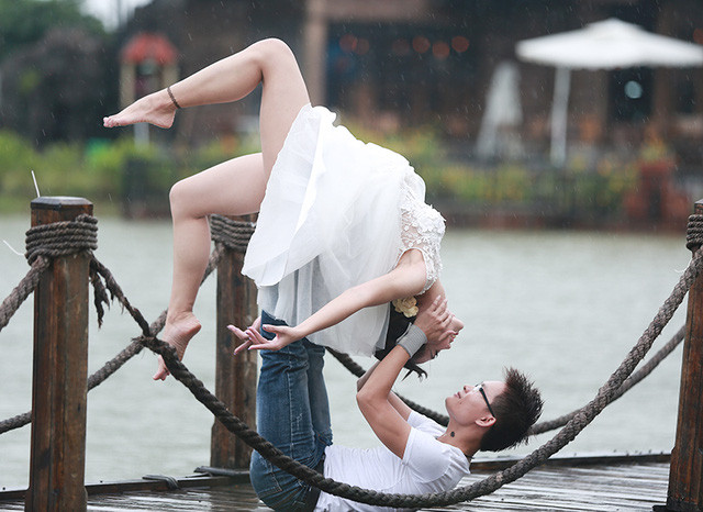 Đây là bức ảnh cưới của cặp đôi huấn luyện viên Yoga nổi tiếng Đất Cảng. Anh Đặng Kim Ba (thường gọi là Kim, sinh năm 1988) và chị Vũ Ngọc Anh (sinh năm 1993) là hai huấn luyện viên môn Yoga ở Hải Phòng. Huấn luyện viên Kim Ba còn là Trưởng ban phát triển phong trào của Hội Yoga Hải Phòng.