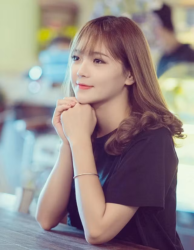 Bà chủ trẻ này có gương mặt chuẩn với các đường nét hài hoà, dễ gây thiện cảm. 
