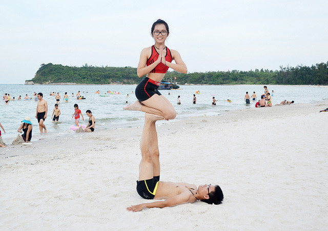 Yêu nhau cũng được tầm 1 năm rưỡi thì hai người quyết định đi tới hôn nhân, lúc đó chị Ngọc Anh cũng vừa tốt nghiệp đại học. Cả hai đều cảm thấy tìm hiểu nhau cũng vừa đủ rồi nên quyết định đưa nhau về cùng một nhà để tiện bề... tìm hiểu tiếp. Cũng giống như lúc tỏ tình, anh Kim Ba phải “căng đầu” để nghĩ màn cầu hôn sao cho vợ đồng ý, chẳng ngờ rằng chị Ngọc Anh vốn đã “xuôi xuôi sẵn rồi” nên lúc thấy anh mang bánh với lẵng hoa tới thì “gật đầu lia lịa ngay không kịp để anh trình bày nhiều”.