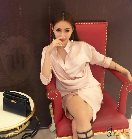 Nguyễn Diệu Thủy (sinh năm 1994) hiện đang sinh sống và kinh doanh mặt hàng thời trang, mỹ phẩm tại Hà Nội. Nguyễn Diệu Thủy (sinh năm 1994) hiện đang sinh sống và kinh doanh mặt hàng thời trang, mỹ phẩm tại Hà Nội.