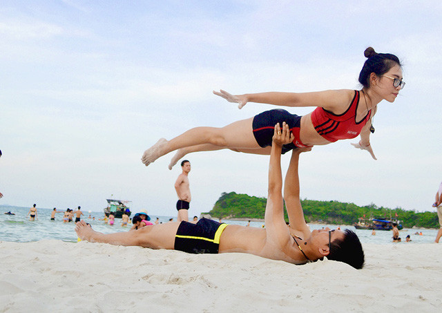 “Cũng chả hiểu sao tự nhiên lúc ấy lại nghĩ đến vợ mình. Chắc một phần nhỏ là do vợ mình tập vận động môn này khá tốt, còn lại phần lớn chắc do duyên số. Thế là mình chủ động ngỏ lời muốn tập đôi với vợ để chụp ảnh. Chẳng ngờ hai người lại cùng sở thích chụp ảnh nên lần này hợp tác với nhau khá ăn ý. Sau buổi chụp ảnh hôm ấy, có lẽ khoảng cách của 2 người cũng gần gũi hơn một chút, nên mình lại đề nghị tập liên tục với nhau để làm bài biểu diễn Arco Yoga, vừa độc vừa lạ. Cô vợ mình nghe đến biểu diễn cũng hào hứng lắm, đồng ý luôn. Thế là hàng ngày, cứ sau mỗi buổi dạy chúng mình lại cùng nhau tập luyện”, anh Kim Ba kể.