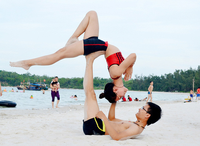 Các động tác trong nhánh Arco Yoga đỏi hỏi sự khéo léo, ăn ý giữa hai người. Nhiều lúc hai người mải mê chinh phục một động tác mà mất đến vài ngày, ngã lên ngã xuống. Sau mỗi buổi tập, hai bạn trẻ lại rủ nhau đi ăn uống tẩm bổ. Cứ như vậy ngày qua ngày thành ra hai người có tình cảm với nhau từ bao giờ không hay.