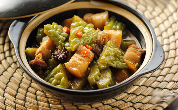 Mát trời, trổ tài làm món thịt kho mướp đắng đậm vị, đưa cơm (Ảnh minh họa)