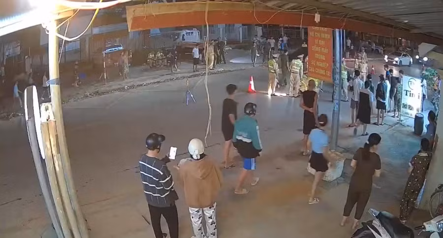 Nam thanh niên đi xe máy tông vào tổ liên ngành khiến đại úy CSGT bị thương. (Ảnh: cắt từ clip)