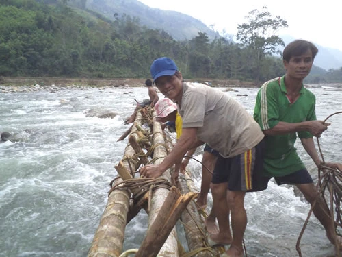 Người dân thôn Gọi Re đang đắp đập thủy lợi để đưa nước lên ruộng