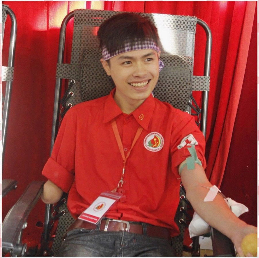 Tuy chỉ mới 25 tuổi nhưng chàng sinh viên đã có 8 năm gắn bó với các hoạt động tình nguyện và 25 lần hiến máu cứu người. Tuy chỉ mới 25 tuổi nhưng chàng sinh viên đã có 8 năm gắn bó với các hoạt động tình nguyện và 25 lần hiến máu cứu người.