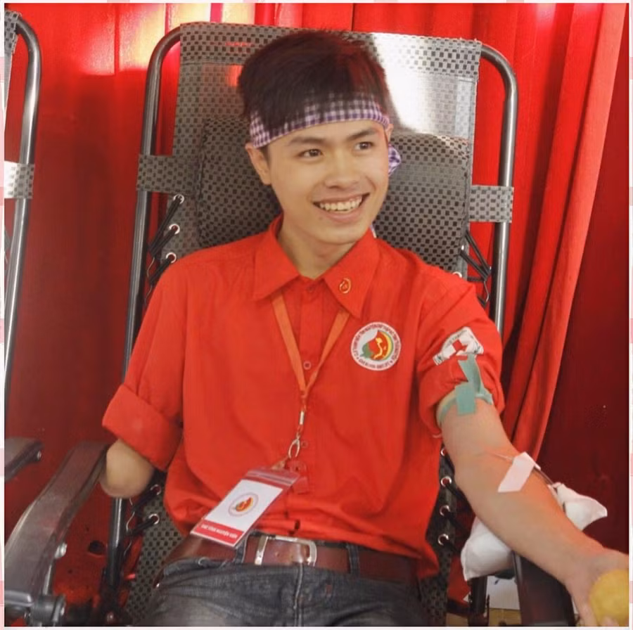 Tuy chỉ mới 25 tuổi nhưng chàng sinh viên đã có 8 năm gắn bó với các hoạt động tình nguyện và 25 lần hiến máu cứu người.