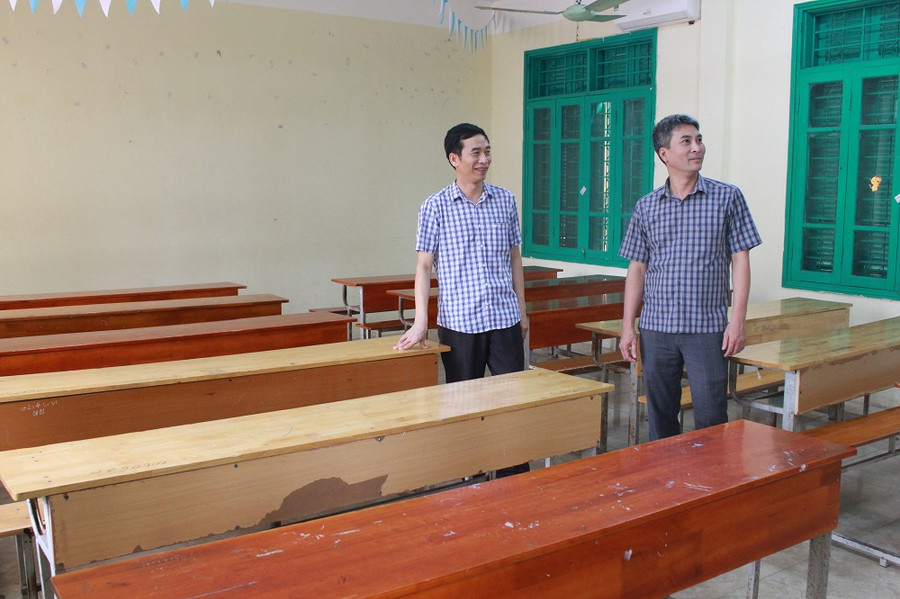 Thầy giáo Phan Vĩnh Thái, Hiệu trưởng trường THPT Đại Từ kiểm tra công tác chuẩn bị các điều kiện cho kỳ thi tốt nghiệp THPT năm 2023. Thầy giáo Phan Vĩnh Thái, Hiệu trưởng trường THPT Đại Từ kiểm tra công tác chuẩn bị các điều kiện cho kỳ thi tốt nghiệp THPT năm 2023.