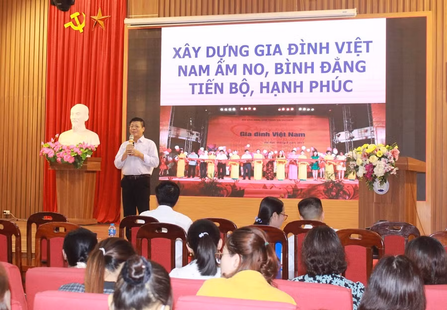 Xây dựng gia đình Việt Nam ấm no bình đẳng hạnh phúc.
