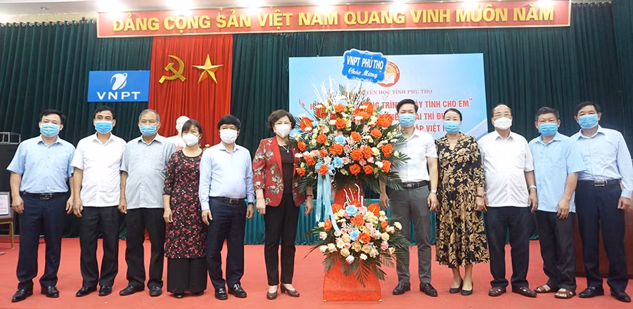 Nhân dịp kỷ niệm 25 năm Ngày thành lập Hội Khuyến học Việt Nam (2/10/1996 - 2/10/2021), lãnh đạo Viễn thông Phú Thọ tặng hoa chúc mừng Hội Khuyến học tỉnh Phú Thọ.